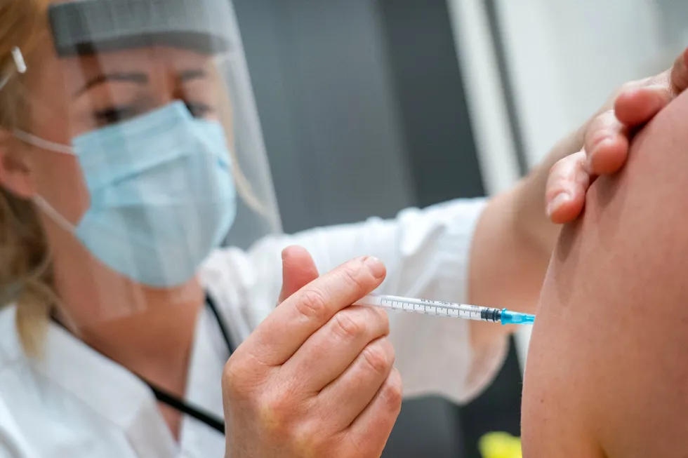 Vaksineringen av helsearbeidere startet i januar. Siden den gang har de fått 34 prosent av dosene.