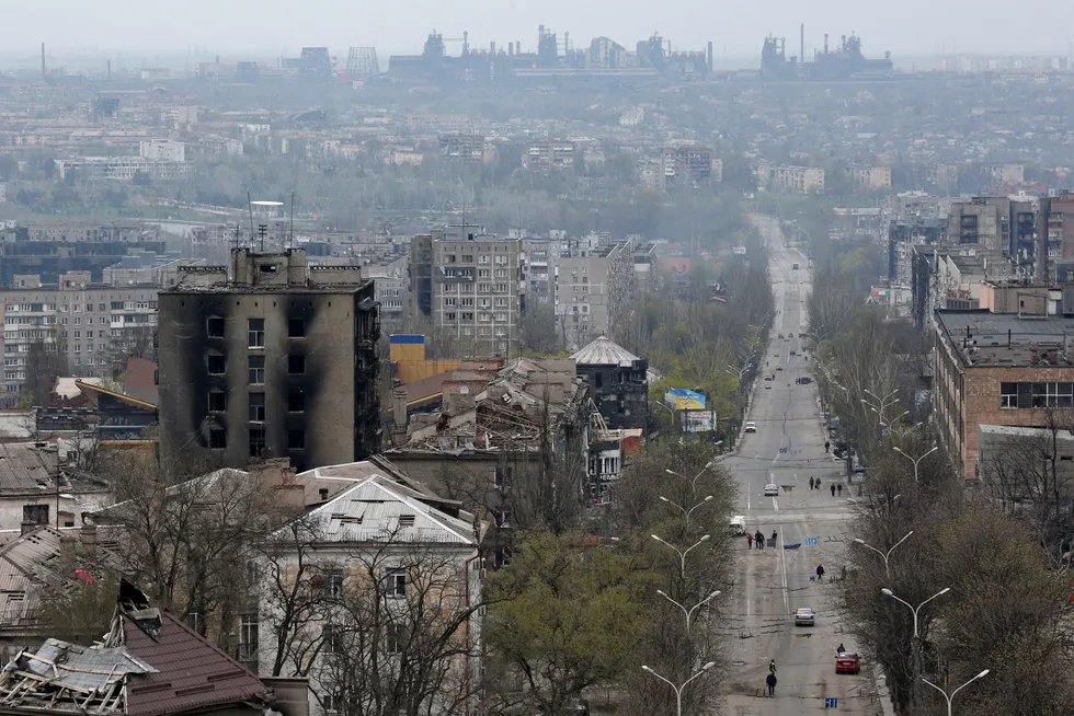Bildet viser ødelagte bygninger med jern og stålselskapet Azovstals anlegg i bakgrunnen. Bildet er tatt under krigen i Ukraina i den sørlige delen av Mariupol, Ukraina 19. april 2022.