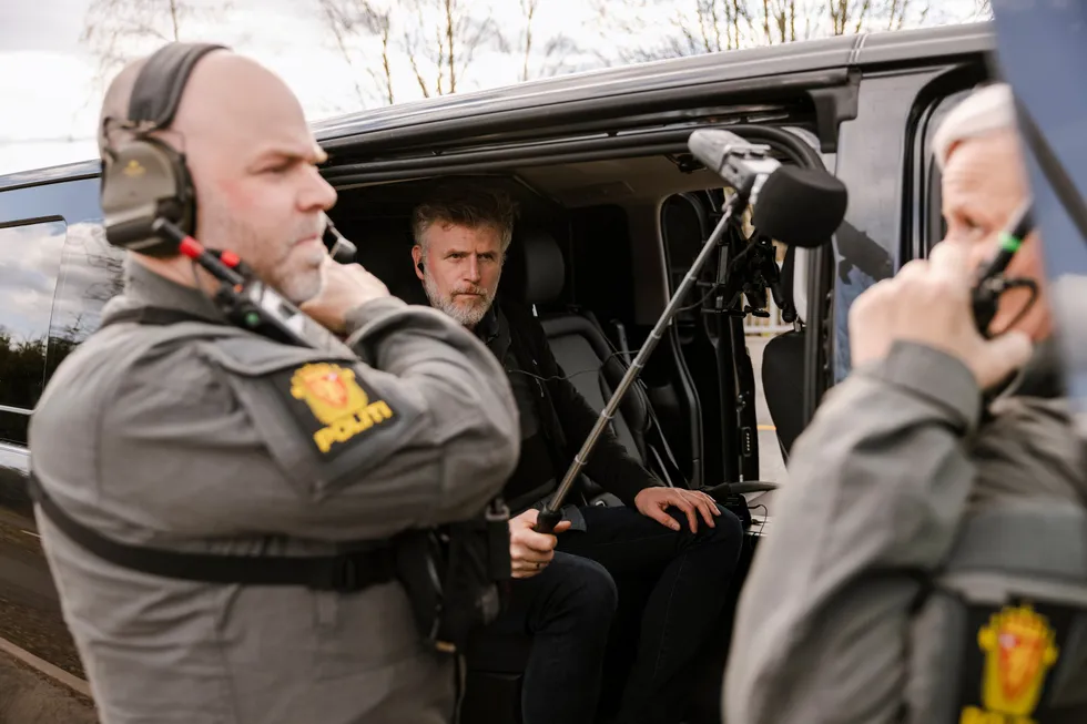 DN-journalist Aleksander Nordahl (i midten) har fulgt Jon, Monika og de andre krise- og gisselforhandlerne i politiet på jobb.
