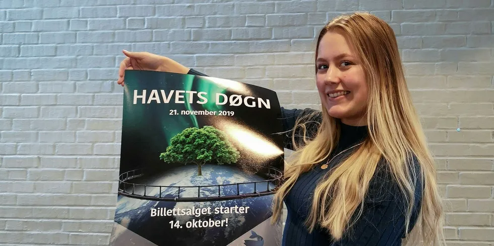 HAVETS DØGN: Markedsansvarlig for Havets Døgn 2019, Adele Lagesen, med plakaten som ønsker de besøkende på Havets døgn velkommen.