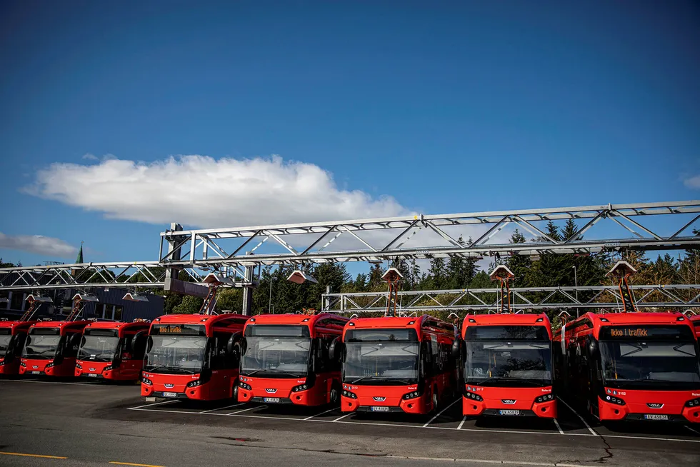 Det er busstreik i Oslo og Viken. På bildet står elektriske busser parkert på ladestasjon på Alnabru.