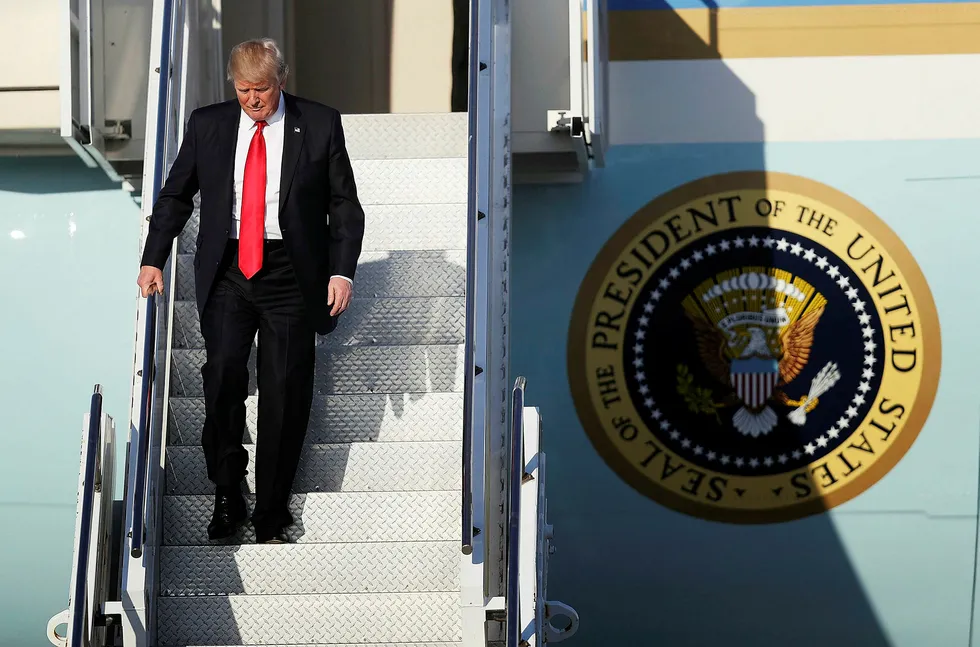 USAs president Donald Trump har to ganger blitt avvist i rettssystemet med immigrasjonsforbudet de siste dagene. Fredag ankom Trump flyplassen Palm Beach i Florida og tilbrakte helgen på sitt private resort Mar-a-Lago. Joe Raedle/AFP/NTB Scanpix