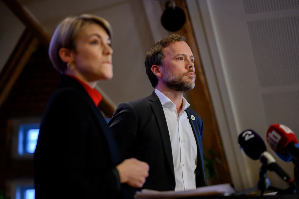 Finanspolitisk talsperson Kari Elisabeth Kaski og SV-leder Audun Lysbakken legger frem partiets alternative statsbudsjett rett før forhandlingene med regjeringen starter.