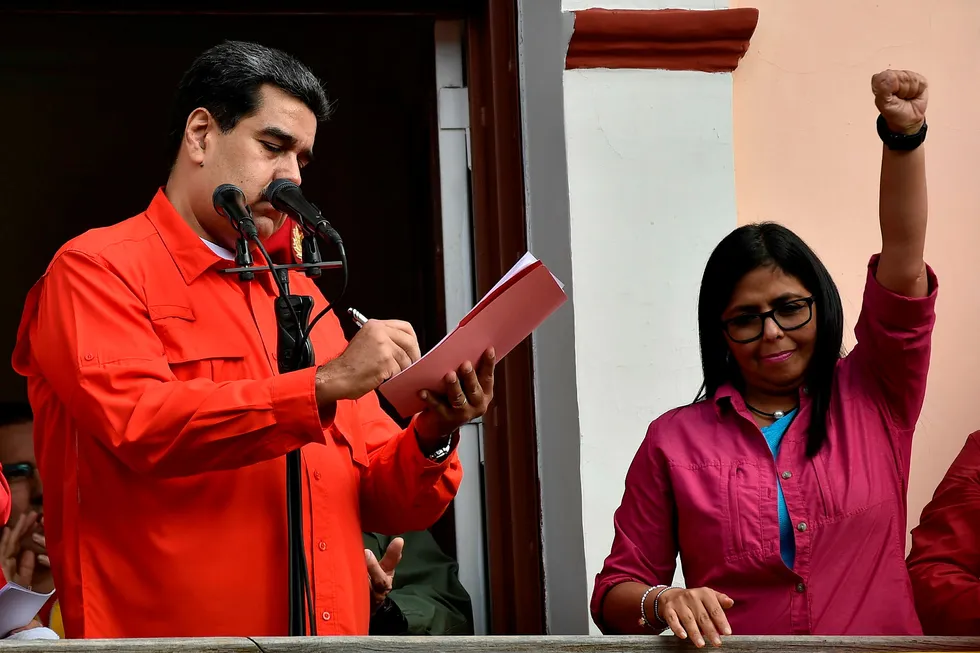 Venezuela's President Nicolas Maduro signerer et dokument om at hans regjering bryter diplomatiske forbindelser med USA under en samling i Caracas onsdag.