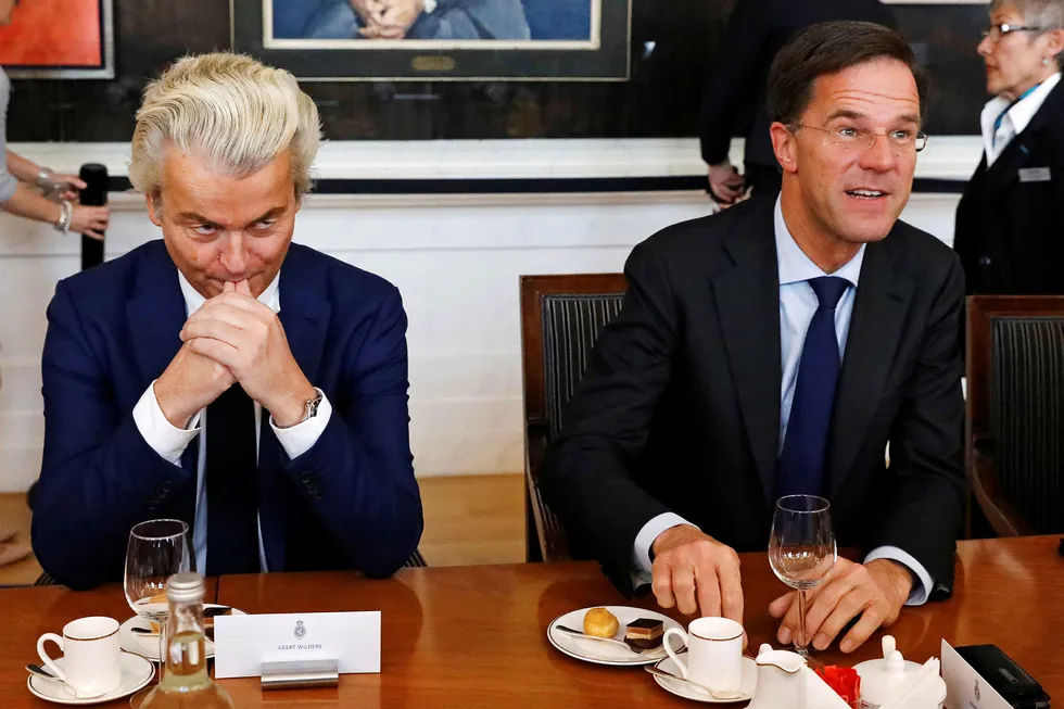 Valget i Nederland har demonstrert at meningsmålere kan ta grundig feil. Det var god avstand til høyrepopulisten Geert Wilders (til venstre) og statsminister Mark Rutte som etter alt å dømme blir sittende som leder for en ny koalisjonsregjering. Foto: Yves Herman/Reuters/NTB Scanpix