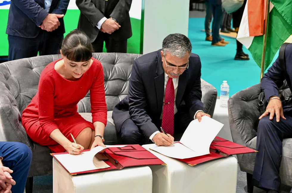 Susana Moreira, executive director, H2Global (left) and Sanjay Sharma, director at SECI (right) sign the MOU on the sidelines of European Hydrogen Week in Brussels.