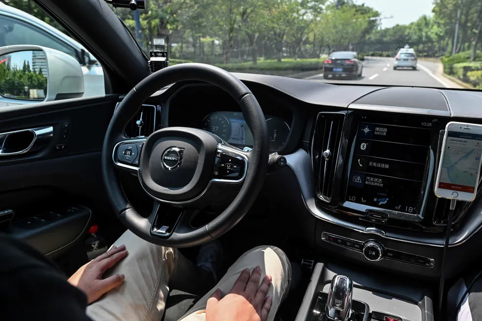 Tradisjonelle bilprodusenter må konkurrere med teknologiselskaper for å sikre seg tilgang til avanserte komponenter. Asiatiske leverandører øker investeringsbudsjettene kraftig. Her Shanghai, hvor drosjer fra Didi Chuxing tester ut selvkjørende biler.
