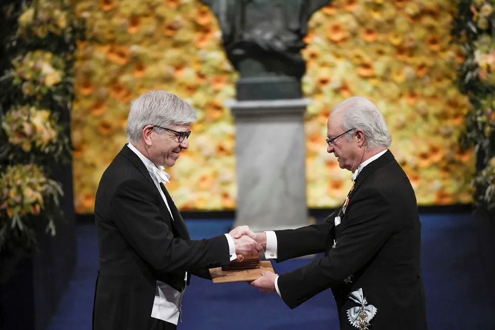 Paul M. Romer overrekkes Nobelprisen i økonomi av Sveriges konge Carl Gustaf under Nobelseremonien i desember 2018.