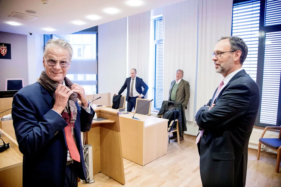 Ola Toftegaard Hox (til venstre) prater med Alevos advokat Markus Adler før starten på arbeidrettssaken Hox har anlagt mot Alevo. I bakgrunnen Tore Lerheim (til venstre) og Eric Cameron. Foto: Gunnar Lier