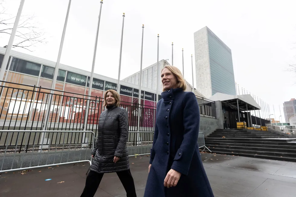 Utenriksminister Anniken Huitfeldt (til høyre) og FN-ambassadør Mona Juul utenfor FN-hovedkvarteret i New York. Onsdag skal Huitfeldt lede et ministermøte om Israel og Palestina i Sikkerhetsrådet.