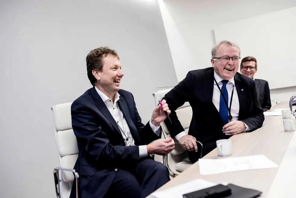 Statoil-sjef Eldar Sætre (midten) annonserte i november at Statoil skal bygge opp et supersenter for digitalisering. Driftsteknologisjef Kjetil Hove (til venstre) er sentral i prosjektet. Til høyre, rådgiver Glenn Harald Eide. Foto: Tommy Ellingsen