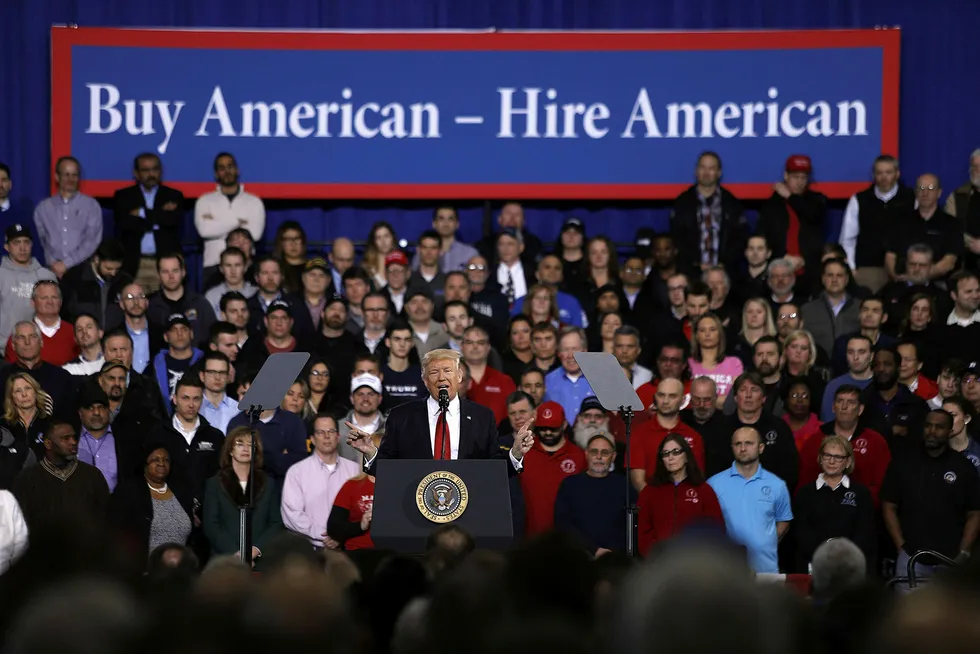 Ett av USAs president Donald Trums slagord er Buy American - Hire American, et slagord han bruker for å fremme politikk for å fremme arbeids- og økonomisk politikk i USA. Foto: BILL PUGLIANO/AFP/NTB Scanpix