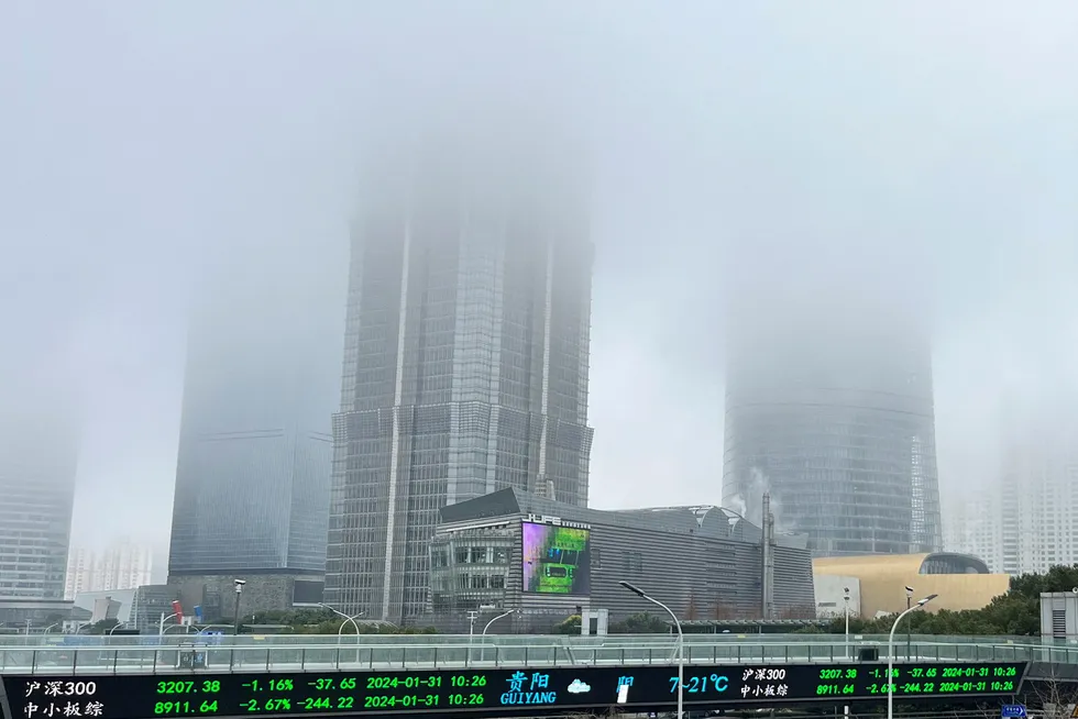 Tåken lå tykk over finansdistriktet Lujiazui i Shanghai på onsdag – og blir sett på som en illustrasjon for en svært uoversiktlig kinesisk økonomi.