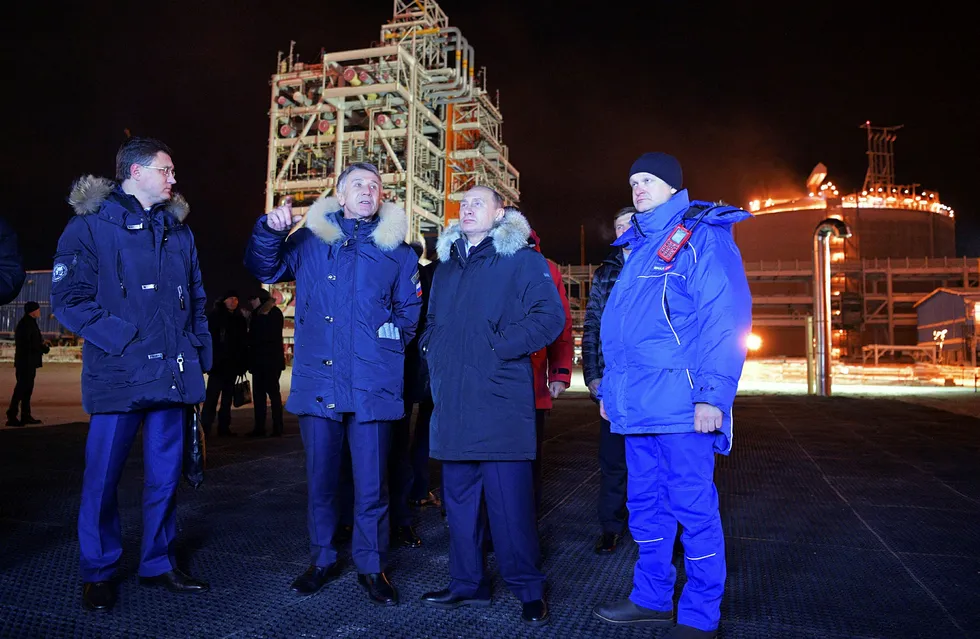 Russlands energiminister Aleksander Novak (t.v.), Novateks toppsjef Leonid Mikhelson og Russlands president Vladimir Putin var til stede da gassanlegget i Sabetta ble åpnet. Foto: AP/NTB Scanpix