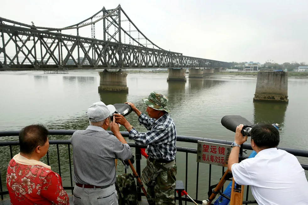Nord-Korea sett fra Kina. Den ødelagte broen over Yalu-elven knyttet en gang sammen Sinuiju i Nord-Korea og Dandong i Kina. Foto: Thomas Peter/Reuters/NTB Scanpix