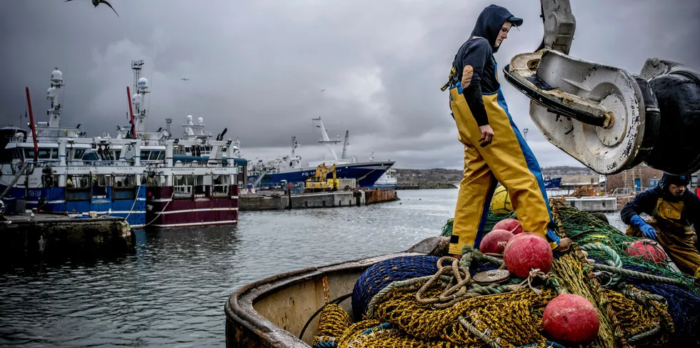 TREDJEPART: Norge er en tredjepart når det gjelder brexit. Vi er likevel berørt, også på fiskerisiden. BIldet er av fisker på havna i Peterhead.