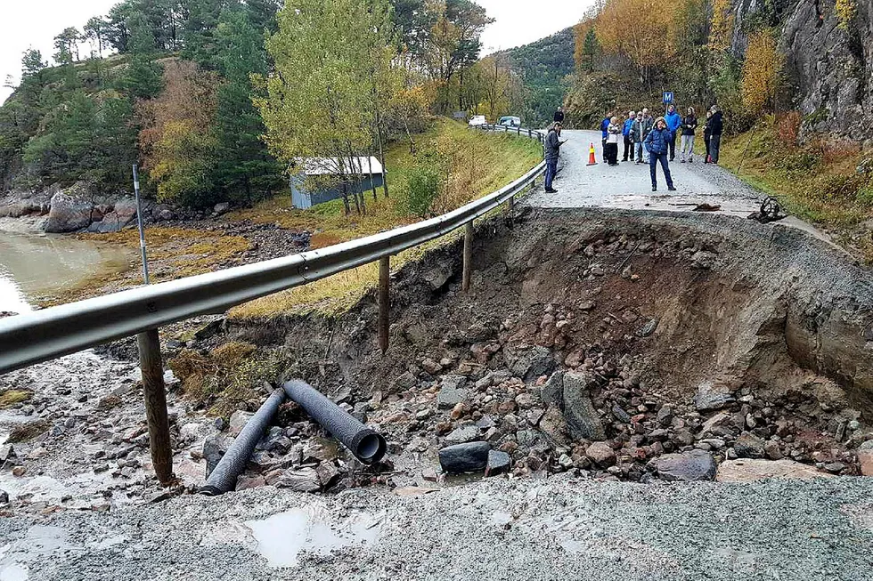 Etter flommen i august var fylkesvei 291 i Snillfjord i Sør-Trøndelag ødelagt.