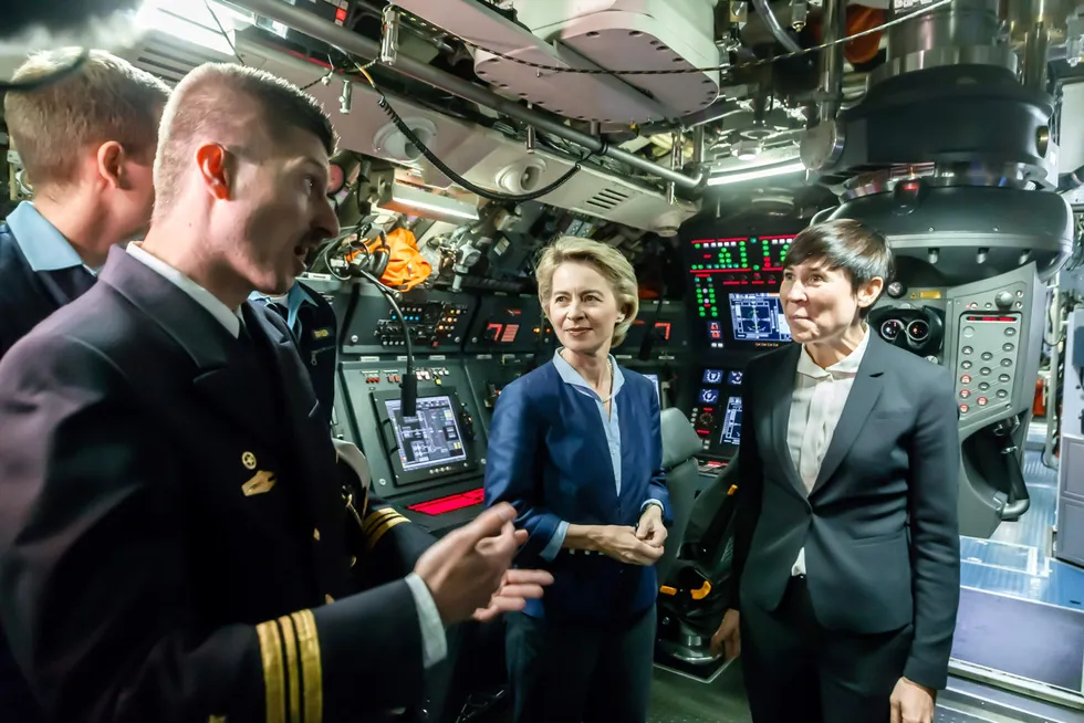 Beslutningen om å gå sammen om kjøp av nye ubåter bygger på tette bånd mellom de to lands sjøforsvar, skriver artikkelforfatteren. Avtalen ble inngått da både Ursula von der Leyen og Ine Eriksen Søreide var forsvarsministre.