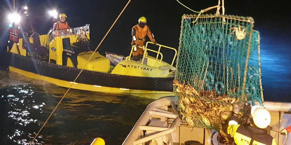 AKSJONERTE: Kystvakten har den siste tiden patruljert området rundt Porsangerfjorden for kontrollere flåten som nå fangster kongekrabbe. Sist helg gikk de til aksjon mot et krabbefartøy, som nå er anmeldt for flere forhold.