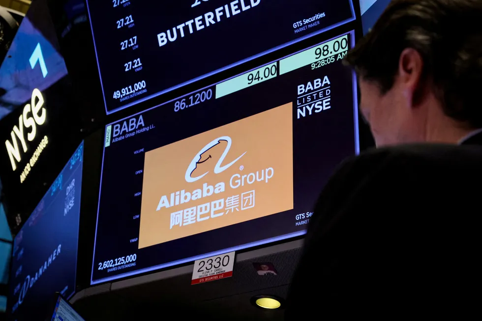 Planene om å splitte det kinesiske internett- og teknologiselskapet Alibaba i seks selskaper, og børsnotere disse, har sendt kursen på selskapet 15 prosent høyere.
