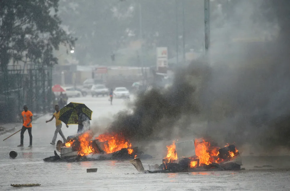 Barrikader brenner i Zimbabwes hovedstad Harare under protestene mot økte bensinpriser.