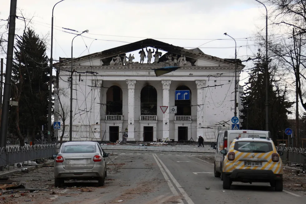 Teateret i Mariupol etter russisk bombing i mars 2022, et av de dødeligste angrep på sivile under Ukraina-krigen.
