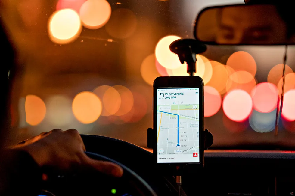 Regjeringen ønsker taxi-utfordreren Uber velkommen tilbake til Norge. Her bruker en Uber-sjåfør i USA selskapets app.