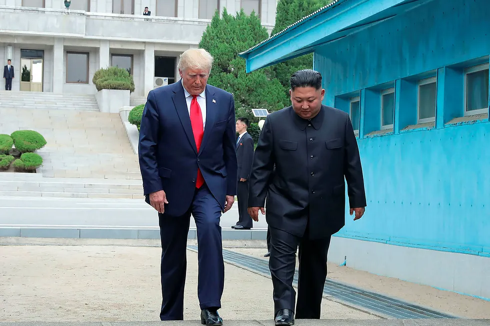 President Donald Trump ble søndag første amerikanske president til å besøke Nord-Korea, da han møtte landets diktator Kim Jong-un i grenselandsbyen Panmunjom.