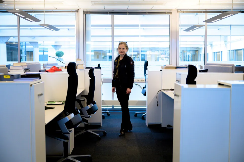 Christin Bøsterud administrerende direktør i EY, fotografert på deres hovedkontor i Bjørvika. I fremtiden vil ansatte kunne oppholde seg her, på kontormøteplasser eller på hjemmekontor.