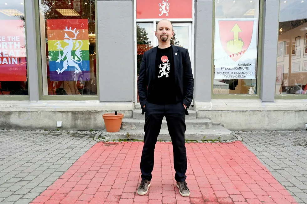 Kunstner Asmund Sveen arrangerer bussturer for å vise hvordan de rikeste bor