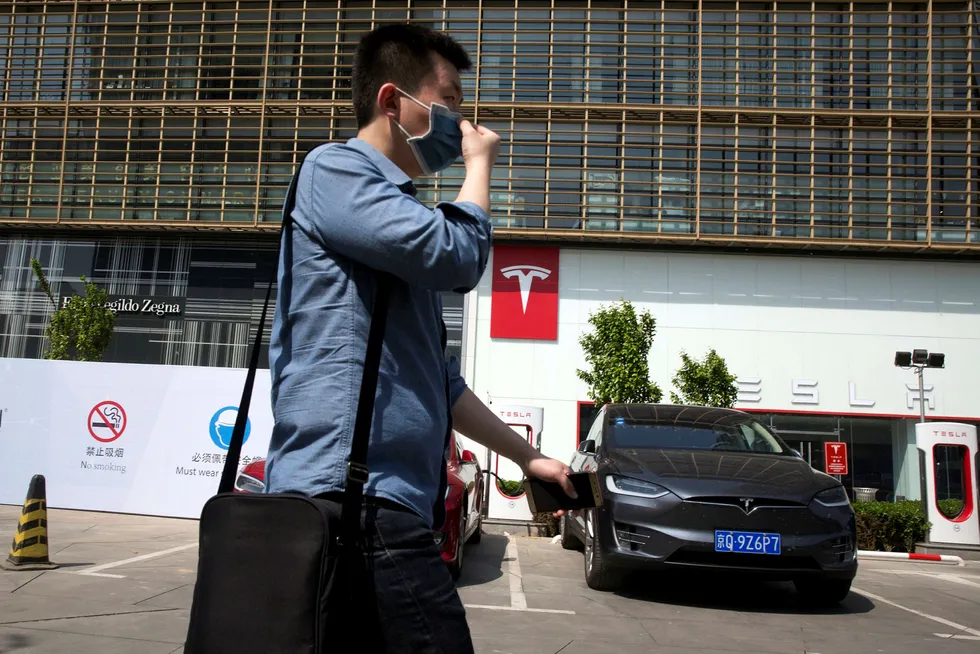Tesla mer enn firedoblet salget i Kina i 2016. Målet er å produsere elektriske biler lokalt fra 2018. Da må en lokal partner komme på plass og en ettertraktet lisens. Foto: Ng Han Guan/AP/NTB Scanpix