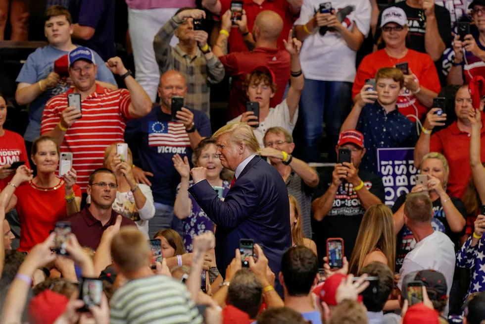 President Donald Trump er fortsatt populær hos den harde kjernen av velgere. Her fra et valgkampanje-arrangement i Cincinnati i Ohio torsdag.