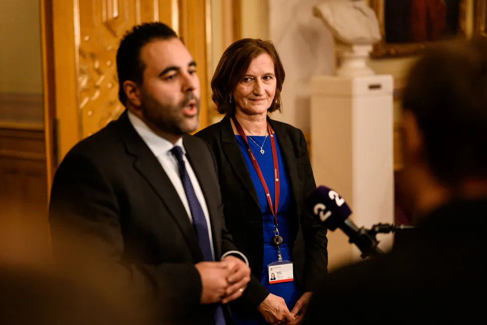 Stortingspresident Masud Gharahkhani (Ap) og Stortingets direktør Marianne Andreassen hadde sitt første møte fredag ettermiddag. Pendlerbolig-rotet lå på bordet.