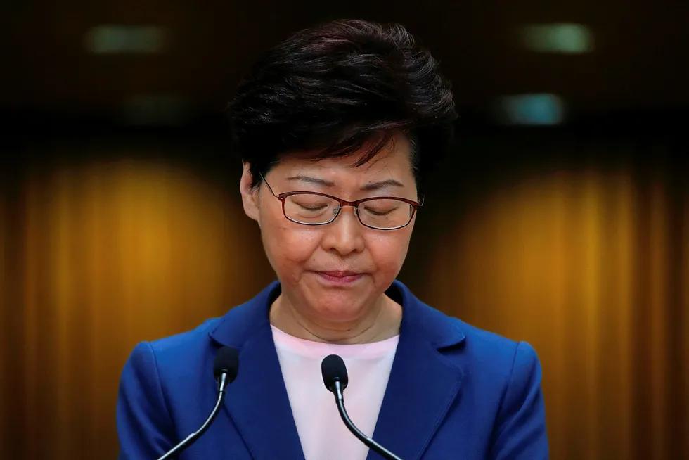 Hongkongs leder Carrie Lam legger utleveringsloven fullstendig død på en pressekonferanse tirsdag.
