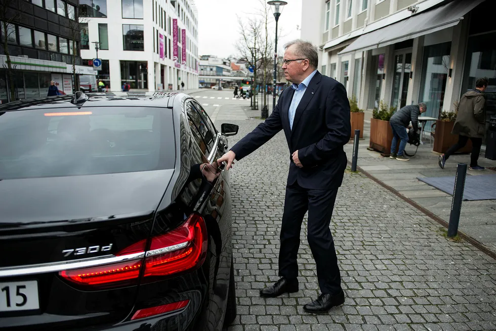 Equinor-sjef Eldar Sætre, her på vei inn i en ventende bil utenfor et konferanselokale i Sandnes tidligere i vår, er blitt opptatt også av co₂-utslipp fra oljeforbrukerne.