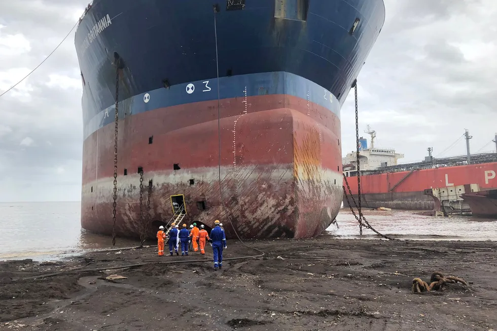 Skipet «Navion Britannia», her fotografert på stranden i Alang, India. Økokrim-boten gjelder ulovlig eksport av dette skipet og «Alexita Spirit».