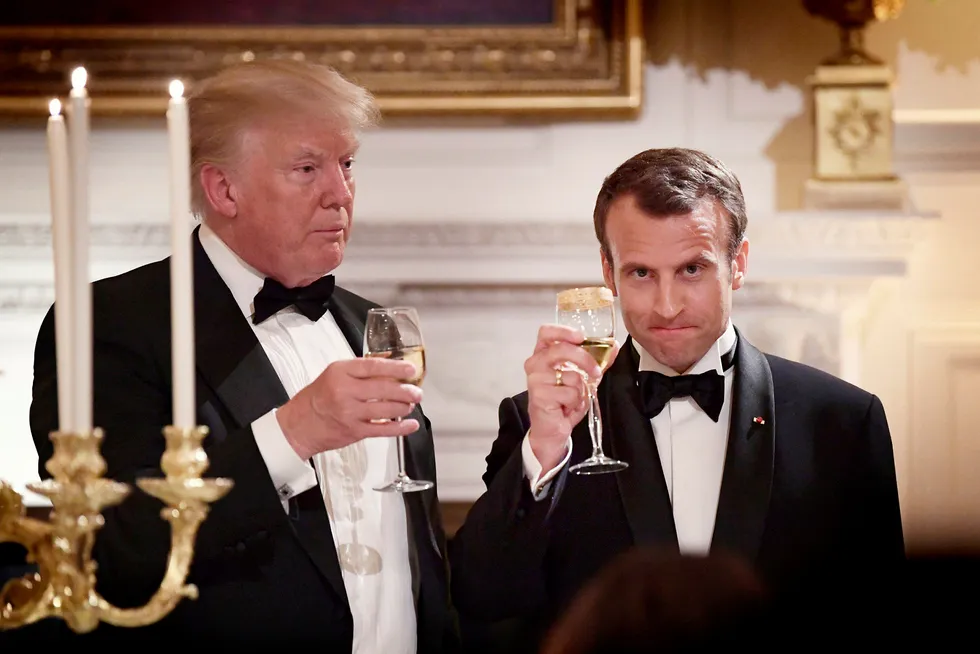 President Donald Trump og Frankrikes president Emmanuel Macron skåler under en middag i Det hvite hus i Washington i april i fjor.
