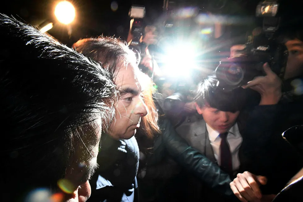 Under en måned etter at tidligere Nissan-sjef Carlos Ghosn ble løslatt mot kausjon ble han arrestert i morgentimene på torsdag. Det er mistanke om at han mottok flere hundre millioner kroner fra en Nissan-distributør i Oman. Han avviser påstandene.