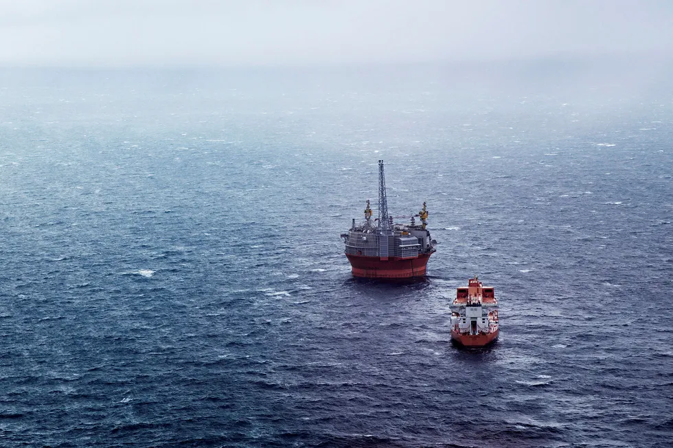 Oljeprisene stiger mandag morgen. Her fra Boreriggen Goliat med supplyship i Barentshavet. Foto: Aleksander Nordahl