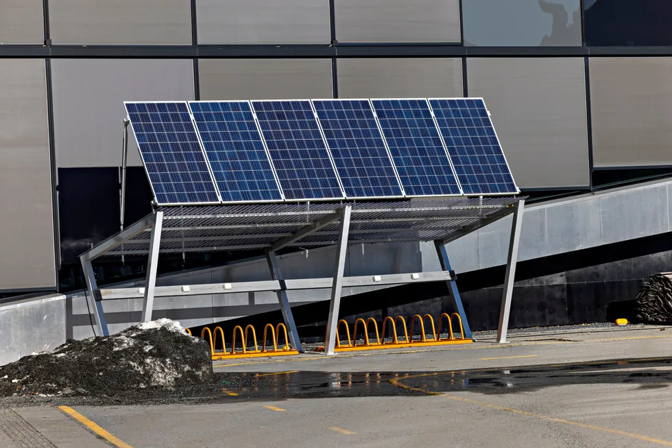 Strømstøtten bidrar til at salgssvikt og permitteringer akkurat nå preger det norske solcellemarkedet, skriver kronikkforfatterne.