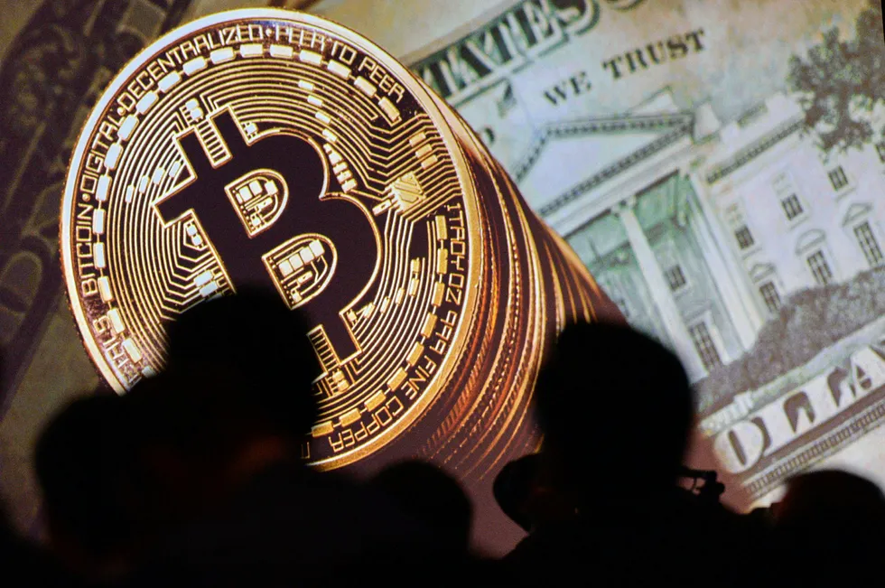 Kursen på den digitale valutean bitcoin har steget med 793 prosent på ett år. Det siste døgnet har kursen gått fra 4900 dollar til 5700 dollar. Den største etterspørselen kommer fra Japan og Asia. Foto: Roslan Rahman/AFP/NTB Scanpix