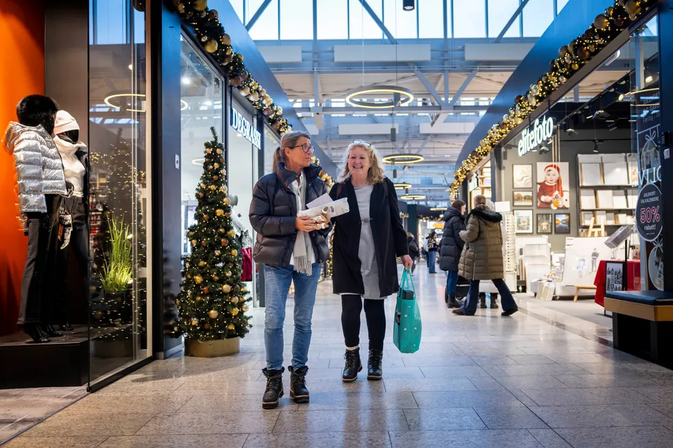 Venninnene Mette Eliassen (fra venstre) og Trine Tomlin møtes ofte for en kaffe på CC vest. De har allerede bestemt seg for å handle mindre julegaver i år.