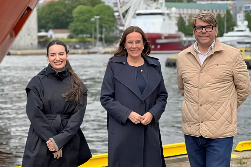 Prosjektleder i Maritime Bergen, Krysta Alexa Singh, fiskeri- og havminister Marianne Sivertsen Næss og daglig leder i Maritime Bergen Sigvald Sveinbjørnsson.