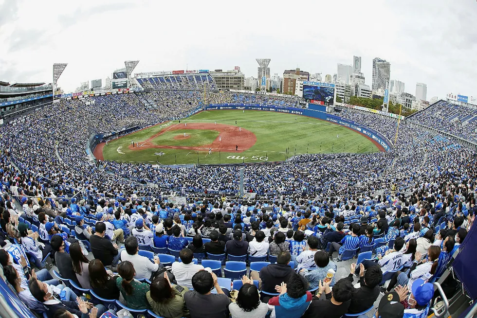 Det var nesten fulle tribuner da på Yokohama Stadium i Japan på søndag. Nye registrerte koronasmittetilfeller er mer enn halvert i Asia på to måneder. I USA og Europa er det en dobling.