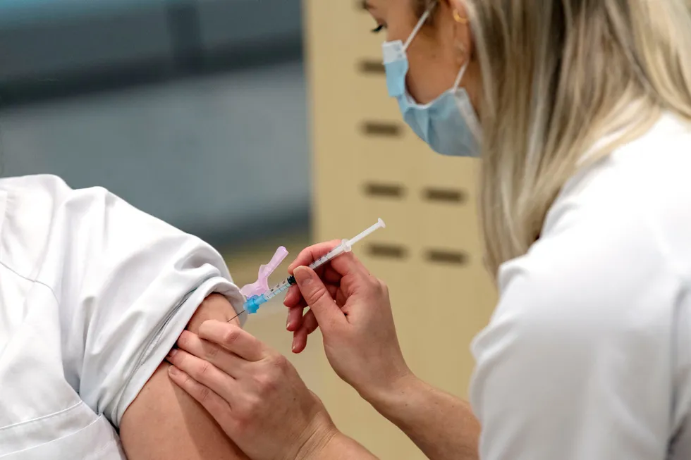 Helseledere på kontor er blant de som har fått vaksiner som skal gå til prioriterte gruppen i helsesektoren.
