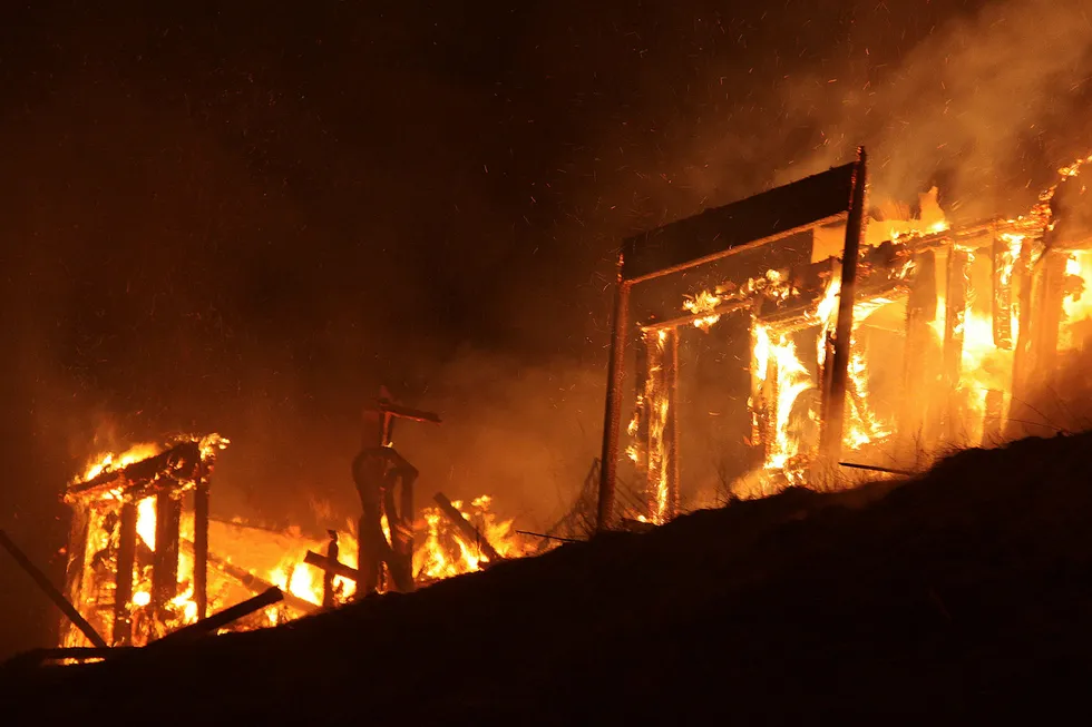 Fire leiligheter i et hyttefelt på Voss ble totalskadd i en brann natt til første nyttårsdag. 20 personer ble sendt til sykehus for sjekk som følge av brannen.