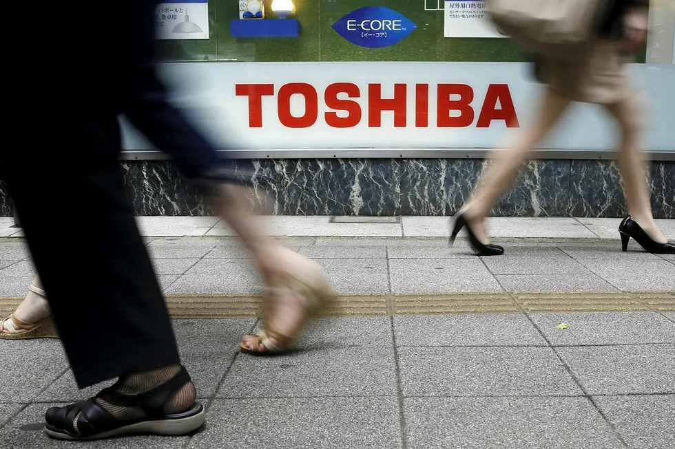 Det japanske selskapet Toshibas største eiere og fordringshavere har fått gjennomgå på børsen etter at selskapet tirsdag slapp nyheten om de skjulte, men ennå ukjente tapene. Foto: Toru Hanai/Reuters/NTB Scanpix