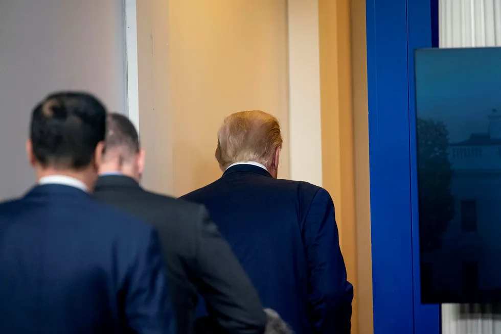 Secret Service-agenter førte Trump bort fra pressekonferansen han hadde startet om koronasituasjonen mandag, og Det hvite hus ble en periode stengt av.