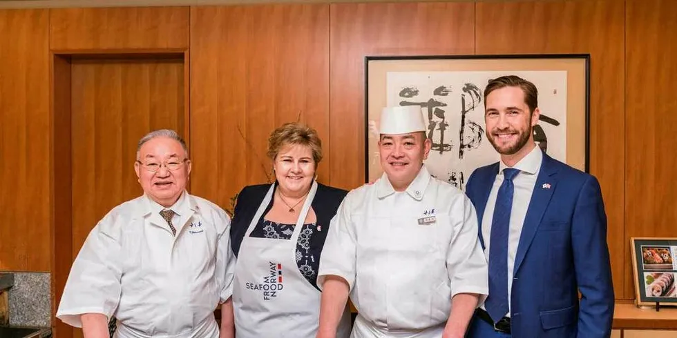 SAMMEN: Eier av sushirestaurant og velrenommert sushikokk Tsutomu Shimamiya (t.v.), Erna Solberg, sushikokk Ishizugawa, Sjømatrådets fiskeriutsending i Japan og Sør-Korea, Gunvar Lenhard Wie.Foto: Anette G. Zimowski, Norges sjømatråd.