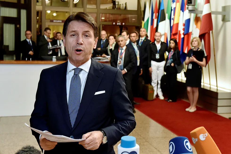 – Vi er ikke lenger alene, sa den italienske statsministeren Giuseppe Conte etter at han hadde fått med seg de andre EU-toppene på en avtale om migrasjon natt til fredag. Foto: ERIC VIDAL/Reuters
